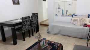 a bedroom with a desk and a bed and a table at Lo de ANNA in Posadas