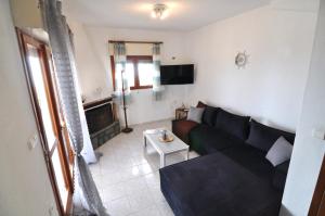 Televízia a/alebo spoločenská miestnosť v ubytovaní Zennova #22 Nikiti Sea Side House