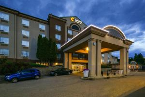 a hotel with cars parked in front of a building at Comfort Inn & Suites Salmon Arm in Salmon Arm