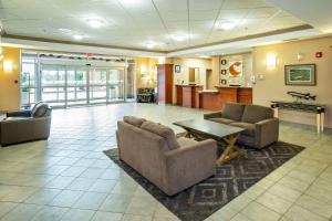 um lobby com dois sofás e uma mesa num quarto em Comfort Inn & Suites Salmon Arm em Salmon Arm