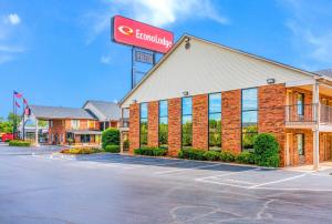 a front view of a hotel with a sign at Econo Lodge Lebanon in Lebanon