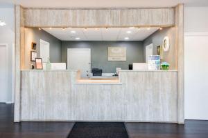 a view of the front of a dental office at Econo Lodge Lebanon in Lebanon