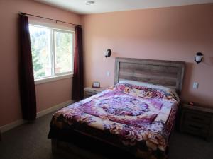 Giường trong phòng chung tại Okanagan Lake Sunrise BB