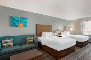 約克的住宿－MainStay Suites North - Central York，酒店客房,设有两张床和一张沙发