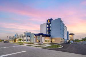 een weergave van een hotelgebouw met een parkeerplaats bij Comfort Inn & Suites New Port Richey Downtown District in New Port Richey