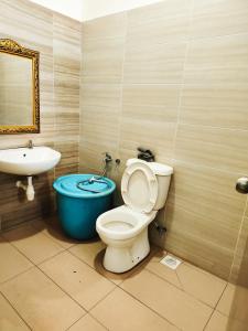 ein Bad mit einem WC und einem Waschbecken in der Unterkunft homestay sayangku islam in Segamat