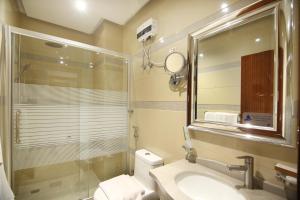 une salle de bains avec douche, toilettes et lavabo dans l'établissement لاريتشي جدة للشقق المخدومة, à Djeddah 35 autres photos