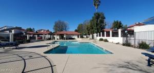 a swimming pool in the middle of a courtyard at Modern 2BR Getaway 15mn Phx. Intl Airport in Phoenix