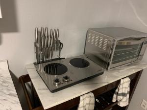 eine Küchentheke mit einem Toaster, einem Backofen und einer Mikrowelle in der Unterkunft Cute Space Near Chicks Beach in Virginia Beach