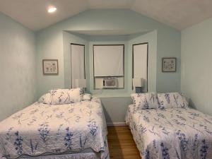 1 Schlafzimmer mit 2 Betten und einem Fenster in der Unterkunft Cute Space Near Chicks Beach in Virginia Beach