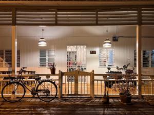 Bagan Teochew的住宿－吉胆岛 潮汐民宿 Pulau Ketam Tide Homestay，停在餐厅门廊上的自行车