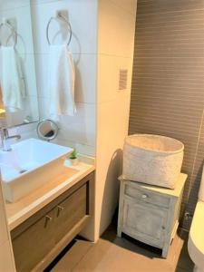 een badkamer met een wastafel, een toilet en een spiegel bij Hermoso Depto en sector alto de Las Condes in Santiago