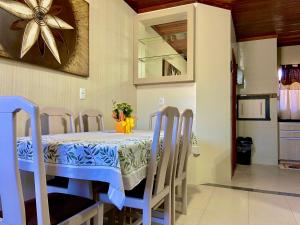 ein blauer Tisch mit Stühlen und ein blau-weißer Tisch in der Unterkunft Refúgio Gramado: Seu Lar Temporário na Cidade dos Sonhos in Gramado + 8 Fotos