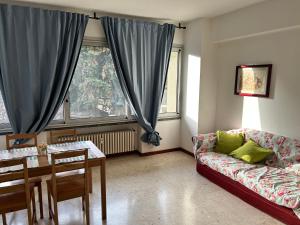 - un salon avec un canapé et une table dans l'établissement Casa Domus del Chirurgo, à Rimini