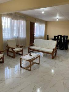 a living room with a couch and two chairs and a table at Ultimo piso c/ terraza centrico in Cochabamba