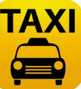 um sinal amarelo de táxi com um carro nele em La Rustica House em Ortona
