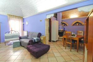 - un salon avec un canapé violet et une table dans l'établissement La Rustica House, à Ortona