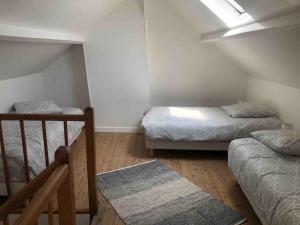 Habitación con 2 camas y escalera. en La briqueterie de Maromme, en Maromme