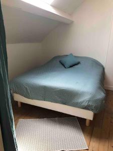 Cama pequeña en una esquina de habitación en La briqueterie de Maromme, en Maromme 4 fotos más