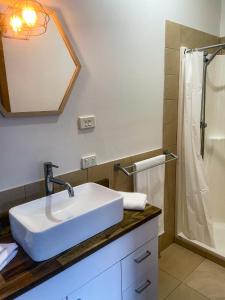 Vannituba majutusasutuses Elevated 3BR, ocean views, pool table, Pirates Bay
