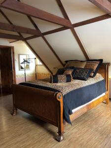 1 dormitorio con cama de madera en el ático en Kid's House, en Padure