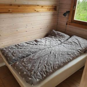 Un pat sau paturi într-o cameră la Log house with a view - Bjalki