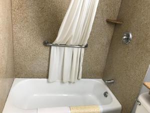 Koupelna v ubytování Budget Inn Plainview