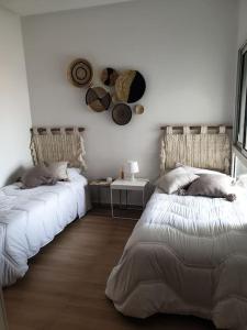 Duas camas num quarto com paredes brancas em vue panoramique front mer em Casablanca