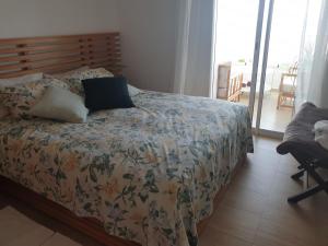 um quarto com uma cama com colcha floral em vue panoramique front mer em Casablanca