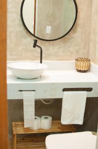 uma casa de banho com um lavatório e um espelho em Santorini Beach Hotel em Arraial d'Ajuda