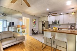 een keuken en een woonkamer met een bank en een tafel bij Gulfside Resort. Unit 1 in St Pete Beach