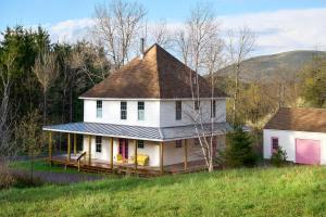 Billede fra billedgalleriet på Designer Farmhouse -Hot Tub -Sunset Porch -Firepit i Roxbury