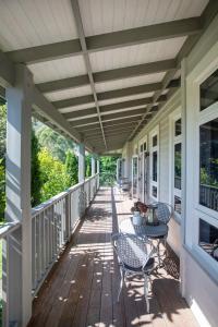 Pihopa Retreat的阳台或露台