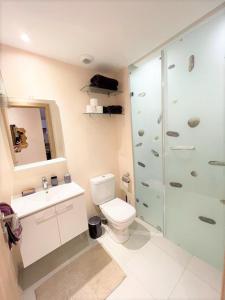 une salle de bain avec toilettes, douche et lavabo dans l'établissement Coquet studio pour vacance, à Marrakech