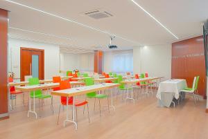 una clase con mesas y sillas coloridas en Rias Bajas, en Pontevedra