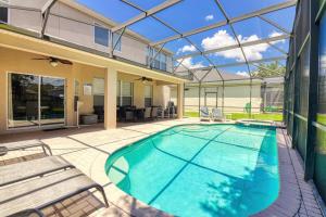 une piscine intérieure avec un plafond en verre dans l'établissement Christophers Windsor Hills Home, à Orlando