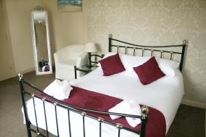 Una cama o camas en una habitación de Anglers Arms