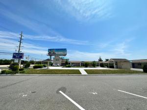 un parking vide avec panneau d'affichage en arrière-plan dans l'établissement Skyline Inn, à Atlantic City