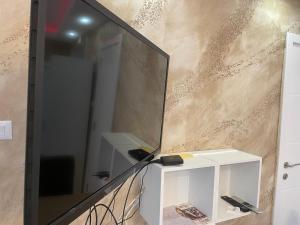 uno specchio su un muro accanto a un armadietto bianco di Bora Apartmani - FREE PARKING - CITY CENTER a Vranje