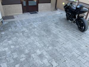 une moto garée devant un bâtiment dans l'établissement Bora Apartmani - FREE PARKING - CITY CENTER, à Vranje