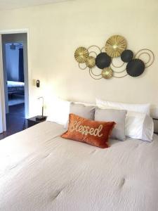 เตียงในห้องที่ THE MANONO HOUSE - Peaceful, Private 3Bd 2Bath Home near HILO, with AC!