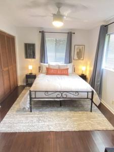 Tempat tidur dalam kamar di THE MANONO HOUSE - Peaceful, Private 3Bd 2Bath Home near HILO, with AC!
