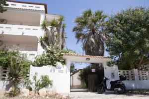 a motorcycle parked in front of a white house at Villa Dacla in Lampedusa