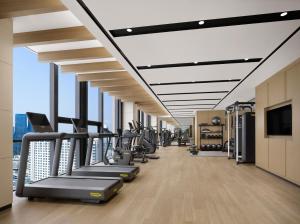 een fitnessruimte met loopbanden en cardio-apparatuur in een gebouw bij Courtyard by Marriott Sejong in Sejong