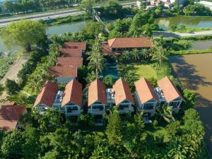 eine Luftansicht eines Resorts mit einer Reihe von Häusern in der Unterkunft Coco Island Resort Ninh Binh in Ninh Bình