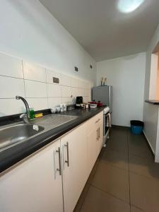 uma pequena cozinha com um lavatório e um frigorífico em Apartamento Amoblado 132 Ovalle em Ovalle