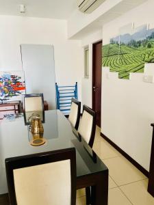- une salle à manger avec une table et des chaises dans l'établissement SkyLounge Apartment 2 Colombo, à Colombo