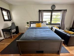 a bedroom with a bed and a couch at McKinley Beach Sunrise Studio - Pet Friendly in Milwaukee