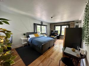 a bedroom with a bed and a couch at McKinley Beach Sunrise Studio - Pet Friendly in Milwaukee