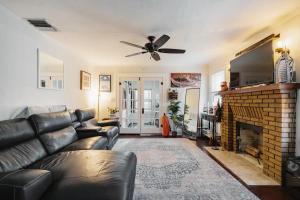 セント・ピーターズバーグにあるWorld Solo Travel's Welcomed At St Pete Homeのソファと暖炉のあるリビングルーム